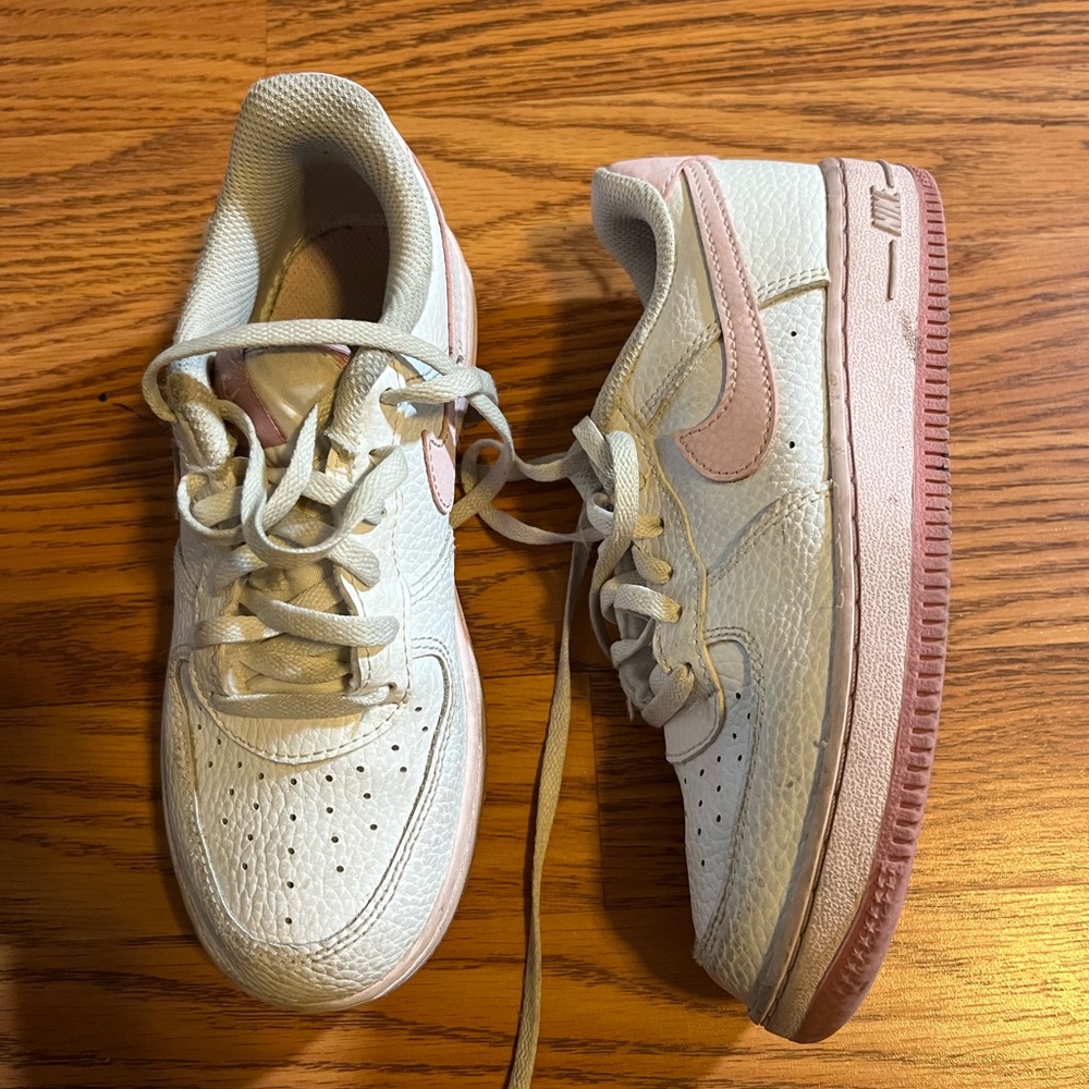 Nike Air Force 1 Low Girls Size 1Y White Pink Athletic Shoes Sneakers CZ1685-107
